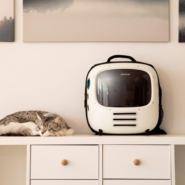 Imagen 8 Transportín para mascotas Cecotec Pumba 1800 Travel Fan. Equipado con sistema de ventilación avanzado y diseño cómodo de 41x42,5x26,5 cm para viajar seguro.