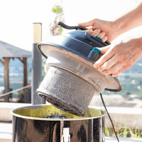 Imagen 7 Aspirador de cenizas Cecotec Conga Ash 6000 EasyGo Home XL. Potencia de 1500 W, depósito de 30 L y ruedas integradas para una limpieza cómoda y eficaz.