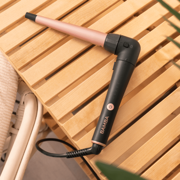 A01_EU01_100003-Imagen-4 Imagen 4 Rizador de 25 mm con diseño ergonómico de 90 grados, revestimiento de queratina y aceite de argán. Incluye guante térmico, estuche y clips para ondas perfectas.