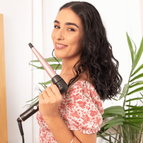 A01_EU01_100003-Imagen-5 Imagen 5 Rizador de 25 mm con diseño ergonómico de 90 grados, revestimiento de queratina y aceite de argán. Incluye guante térmico, estuche y clips para ondas perfectas.