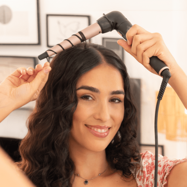 A01_EU01_100003-Imagen-7 Imagen 7 Rizador de 25 mm con diseño ergonómico de 90 grados, revestimiento de queratina y aceite de argán. Incluye guante térmico, estuche y clips para ondas perfectas.