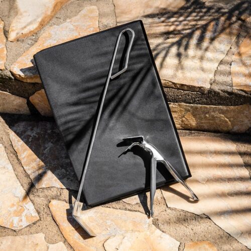 Imagen 2 El pack de accesorios DragonPack 6000 S para barbacoa kamado DragonFire 6600 de Cecotec incluye pinzas, cubierta, recolector de cenizas y expansor.