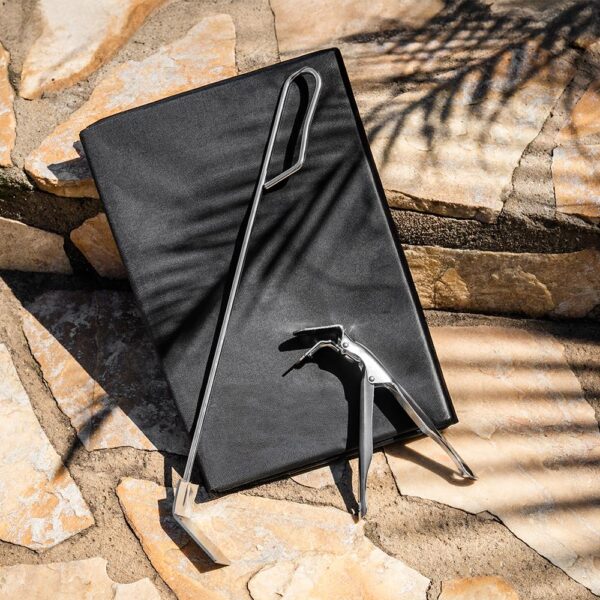 Imagen 2 El pack de accesorios DragonPack 6000 S para barbacoa kamado DragonFire 6600 de Cecotec incluye pinzas, cubierta, recolector de cenizas y expansor.