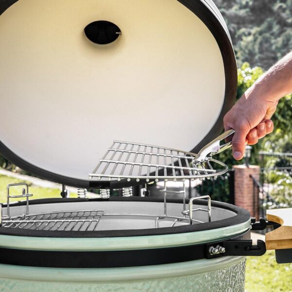 Imagen 3 El pack de accesorios DragonPack 6000 S para barbacoa kamado DragonFire 6600 de Cecotec incluye pinzas, cubierta, recolector de cenizas y expansor.