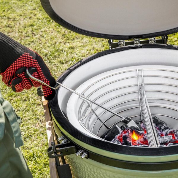 Imagen 4 El pack de accesorios DragonPack 6000 S para barbacoa kamado DragonFire 6600 de Cecotec incluye pinzas, cubierta, recolector de cenizas y expansor.