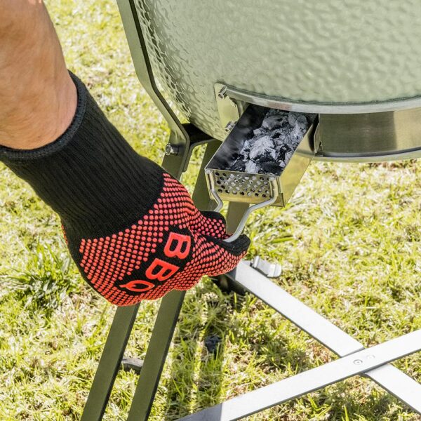 Imagen 5 Completo pack de accesorios DragonPack 6000 L para la barbacoa kamado DragonFire 6000. Incluye pinzas, cubierta, recolector de cenizas, canasta y guantes.