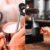 Imagen 8 Cafetera espresso Baristeo Iconic de Cecotec con 1630 W, 20 bares y manómetro PressurePro. Prepara cafés profesionales con la mejor crema y aroma en casa.