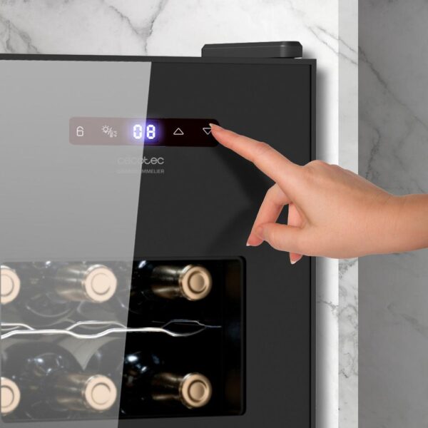Imagen 8 Vinoteca Bolero GrandSommelier 1550 CoolCrystal con capacidad para 15 botellas, tecnología Hyper-cooling, panel táctil y temperatura regulable de 8 a 18 ºC.