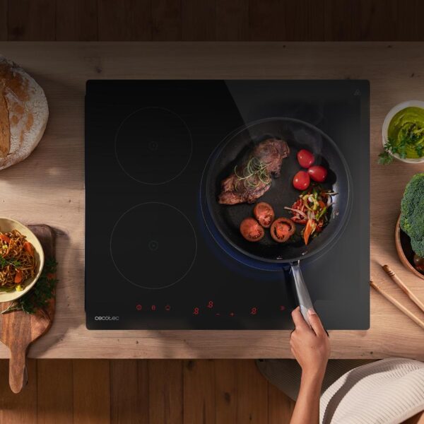 A01_EU01_100142-Imagen-6 Imagen 6 Optimiza tu cocina con la placa Cecotec Bolero Squad I 3600. 3 zonas, 7400W de potencia, control táctil invisible y función KeepWarm para resultados profesionales.