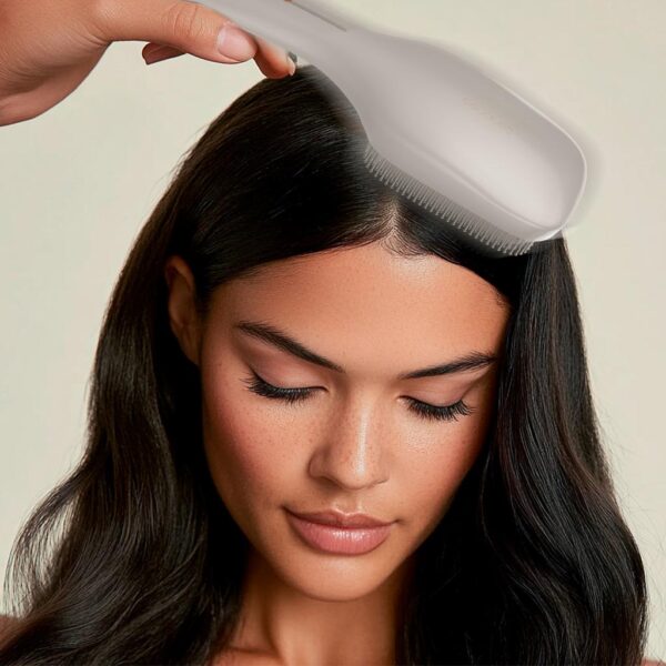 Imagen 5 Cepillo reparador HairCare Revitalize Champagne con 5 tecnologías: vibración, iones, EMS, LLLT y LED para regenerar la cutícula y revitalizar el cabello.