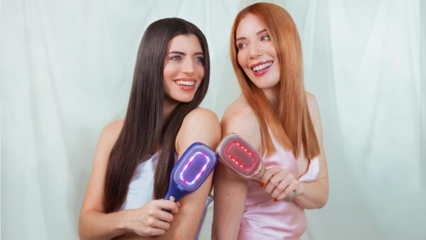 Imagen 3 Cepillo reparador HairCare Revitalize Aluminum de Cecotec con 5 tecnologías: vibración, iones, EMS, láser LLLT y luces LED para regenerar la cutícula capilar.