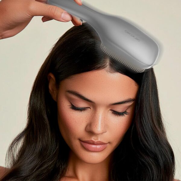 Imagen 5 Cepillo reparador HairCare Revitalize Aluminum de Cecotec con 5 tecnologías: vibración, iones, EMS, láser LLLT y luces LED para regenerar la cutícula capilar.