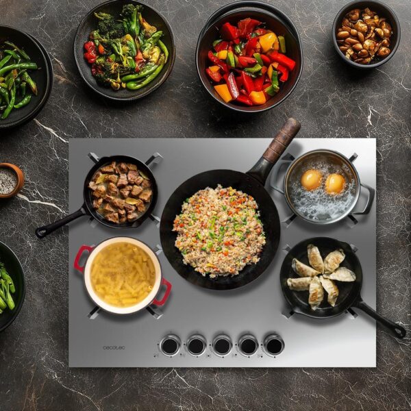 Imagen 7 Placa de gas de 5 fuegos con quemador de triple llama, superficie de acero inoxidable, parrillas de hierro fundido y autoencendido para una cocina profesional.