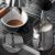 Imagen 8 Cafetera espresso barista Baristeo Classic de Cecotec. Con 20 bares de presión, sistema Thermoblock y manómetro para un café profesional de máxima calidad.
