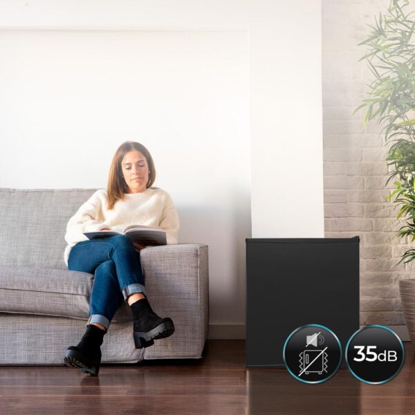 Imagen 5 Nevera mini bar CoolMarket BC SD 47 Black de 44L. Sistema termoeléctrico silencioso de 35 dB, luz LED interior y control mecánico en un elegante diseño negro.