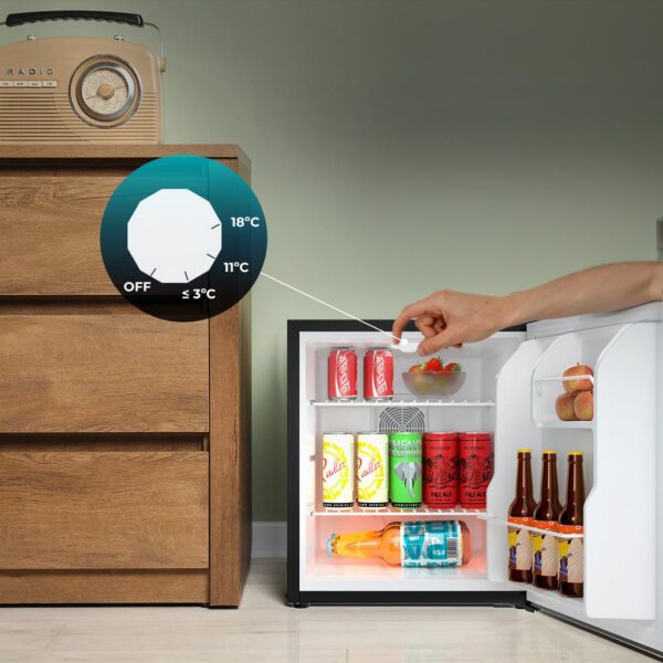 Imagen 7 Nevera mini bar CoolMarket BC SD 47 Black de 44L. Sistema termoeléctrico silencioso de 35 dB, luz LED interior y control mecánico en un elegante diseño negro.