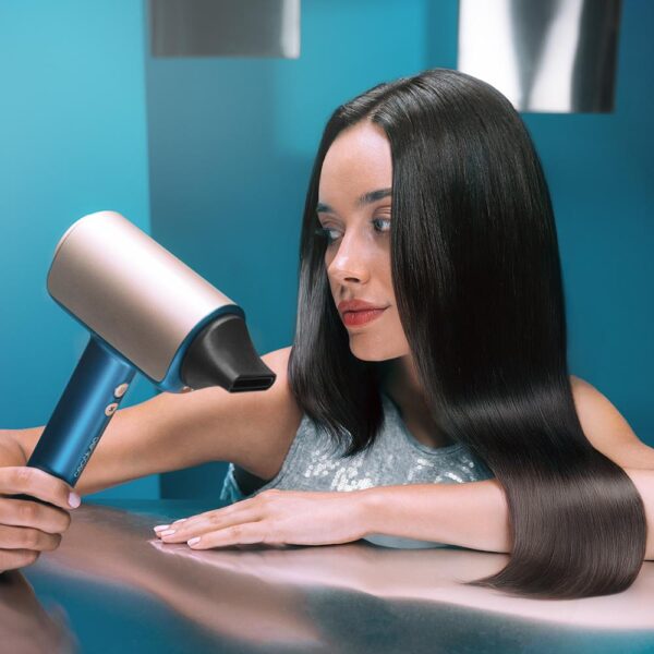 Imagen 5 Secador Cecotec DryGlam Nano Plasma Blue con motor brushless de 110.000 RPM y 1600 W. Tecnología de plasma para un cabello brillante, sin encrespamiento y sano.