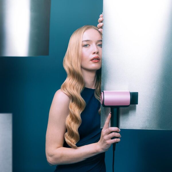 Imagen 6 Secador Cecotec DryGlam Nano Plasma Blue con motor brushless de 110.000 RPM y 1600 W. Tecnología de plasma para un cabello brillante, sin encrespamiento y sano.