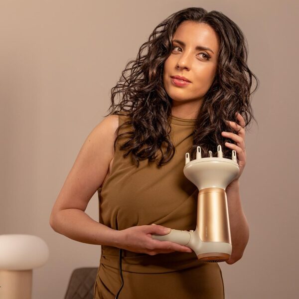 Imagen 5 Secador de pelo plegable Cecotec IoniCare Power&Go Heaven Champagne con tecnología iónica real, motor DC, boquilla, difusor y función de aire frío.