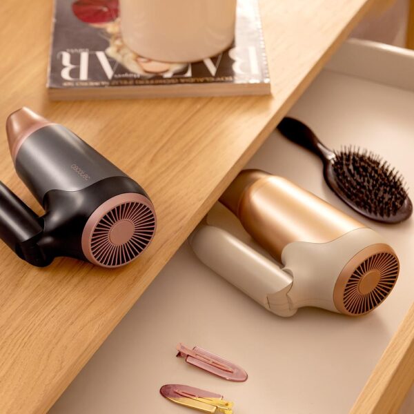 Imagen 7 Secador de pelo plegable Cecotec IoniCare Power&Go Heaven Champagne con tecnología iónica real, motor DC, boquilla, difusor y función de aire frío.