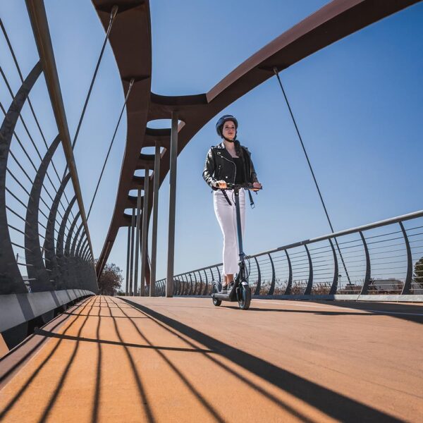 Imagen 6 Patinete eléctrico Cecotec Bongo D20E Connected con 500 W de potencia máxima, autonomía de 20 km y conectividad mediante App para una movilidad urbana eficiente.