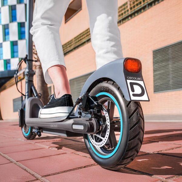Imagen 8 Patinete eléctrico Cecotec Bongo D20E Connected con 500 W de potencia máxima, autonomía de 20 km y conectividad mediante App para una movilidad urbana eficiente.