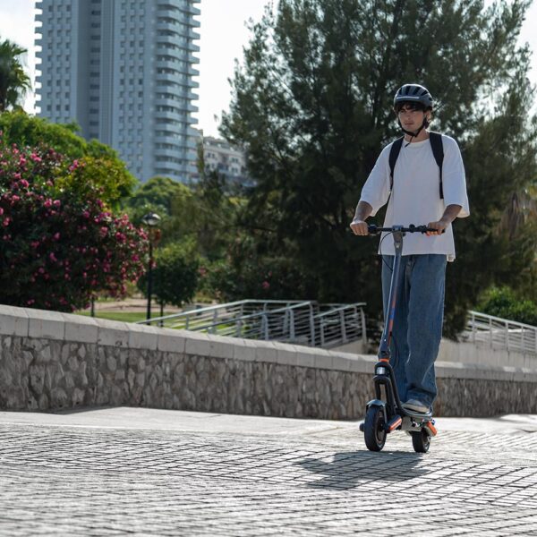 Imagen 6 Patinete eléctrico Bongo GS75 2x2 XXL Connected con doble motor de 2400 W, autonomía de 75 km y ruedas off-road de 11 pulgadas. Máxima potencia y control.