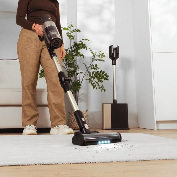 A01_EU01_102267-Imagen-5 Imagen 5 Aspirador vertical Cecotec con base de autovaciado, 220 AW, 700 W y 90 min de autonomía. Incluye tubo flexible y cepillo antienredos HairLess Brush.