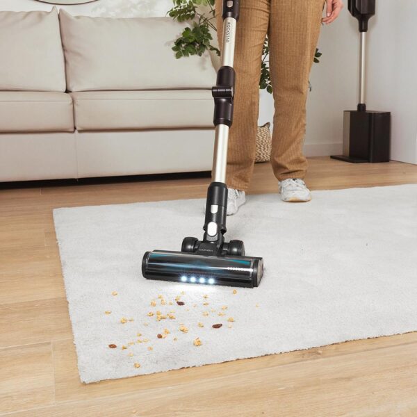 A01_EU01_102267-Imagen-8 Imagen 8 Aspirador vertical Cecotec con base de autovaciado, 220 AW, 700 W y 90 min de autonomía. Incluye tubo flexible y cepillo antienredos HairLess Brush.