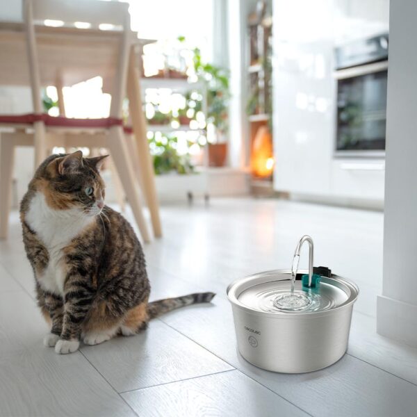 Imagen 5 Fuente automática para mascotas Pumba 3200 Refresh Inox de Cecotec. Capacidad de 3,2 litros, acero inoxidable y diseño de cascada para agua siempre fresca.