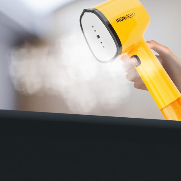 Imagen 7 Plancha vertical IronHero V-1500 Essential Yellow de 1500 W con suela cerámica. Calentamiento en 30 segundos, ligera y compacta, ideal para viajes y retoques.