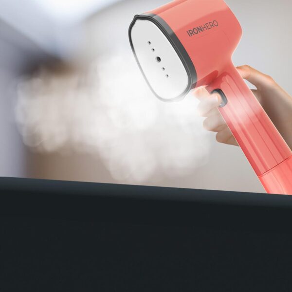 A01_EU01_104316-Imagen-7 Imagen 7 Plancha vertical IronHero V-1500 Essential Red de 1500 W con suela cerámica. Calentamiento en 30 segundos, diseño ligero para viajes y accesorio quitapelusas.