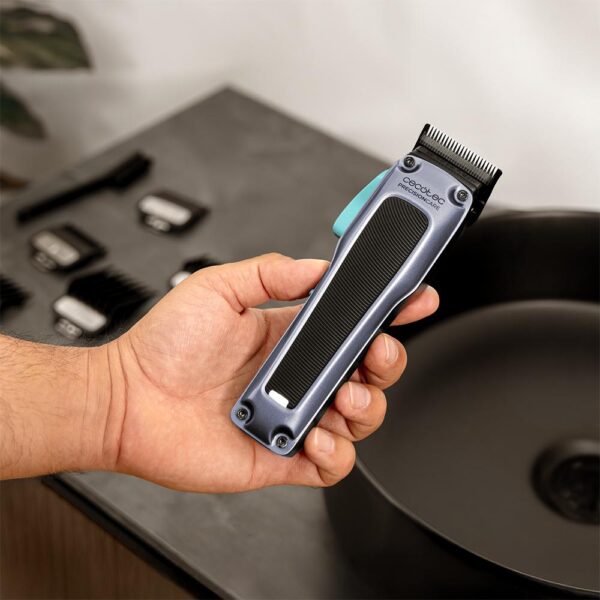 A01_EU01_104488-Imagen-7 Imagen 7 Recortadora profesional Cecotec PrecisionCare Expert Diamond Pro con motor brushless de 7200 rpm y cuchilla DLC de diamante negro para un acabado impecable.