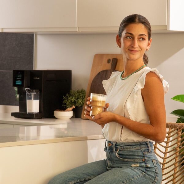 Imagen 6 Cafetera superautomática compacta Cremmaet Compactccino con 19 bares y Thermoblock. Molinillo integrado y sistema de leche para el café perfecto en casa.