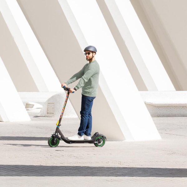 Imagen 6 Patinete eléctrico Bongo Serie M30 Connected Coloring Tech con 700 W de potencia, 30 km de autonomía y S-Driving System. Edición solidaria de Cecotec.