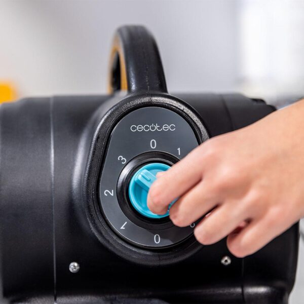 A01_EU01_106745-Imagen-6 Imagen 6 Soplador de aire industrial Cecotec BlowIndustry 2000 FlowFloor con 200W, 1400 RPM y 3 velocidades. Ideal para ventilación y secado rápido de superficies.