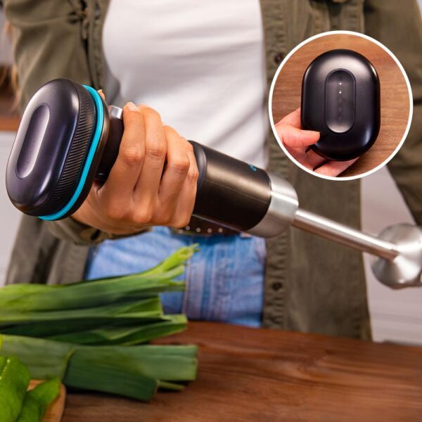 Imagen 4 Batidora de mano inalámbrica Cecotec BlendGo Hand con batería recargable, cuchillas de titanio y gran autonomía para cocinar sin cables con total libertad.