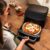 Imagen 7 Horno para pizza Pizza&Fry 7000 de 7L con pantalla táctil. Potencia de 1600W para resultados crujientes y versatilidad para hornear y freír sin apenas aceite.