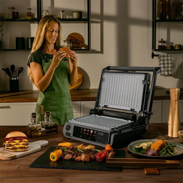 Imagen 3 Parrilla eléctrica de 2000 W con tecnología Smokeless y sonda de temperatura PerfectCook. Ideal para smash burgers gracias a su diseño y potencia.