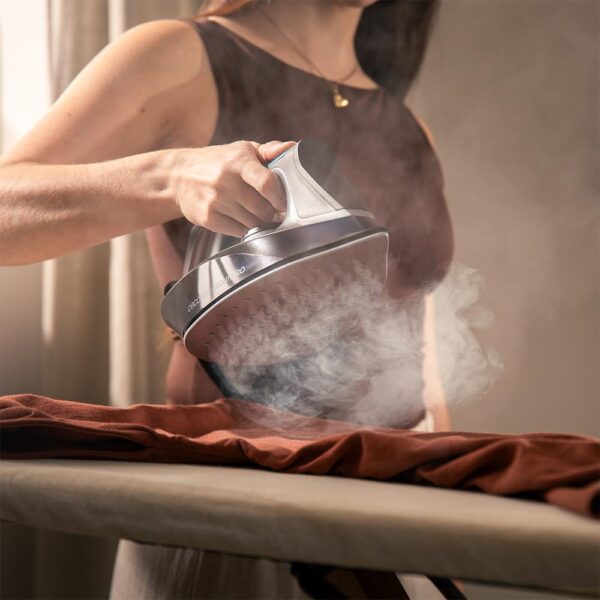 Imagen 7 Centro de planchado IronHero H-2800 Station de 2800 W. Vapor continuo de 135 g/min, suela Turbo Slide y sistema antical Cyclo Clean para resultados impecables.