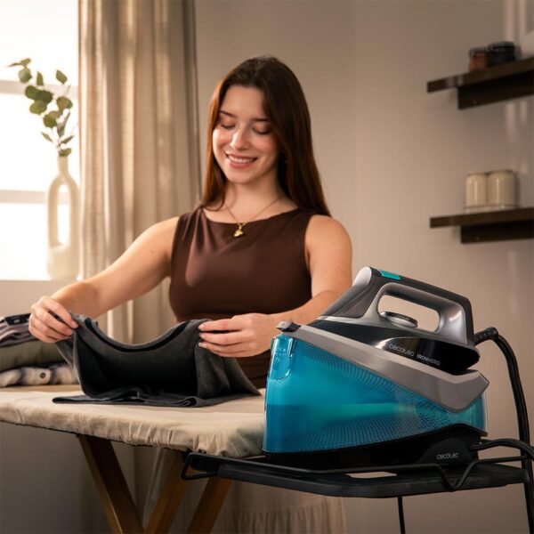 Imagen 8 Centro de planchado IronHero H-2800 Station de 2800 W. Vapor continuo de 135 g/min, suela Turbo Slide y sistema antical Cyclo Clean para resultados impecables.