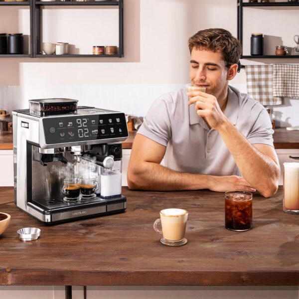 Imagen 4 Cafetera espresso de 20 bares con molinillo integrado y depósito de leche. Tecnología Thermoblock para un calentamiento rápido y manómetro de control profesional.