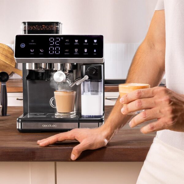 Imagen 7 Cafetera espresso de 20 bares con molinillo integrado y depósito de leche. Tecnología Thermoblock para un calentamiento rápido y manómetro de control profesional.
