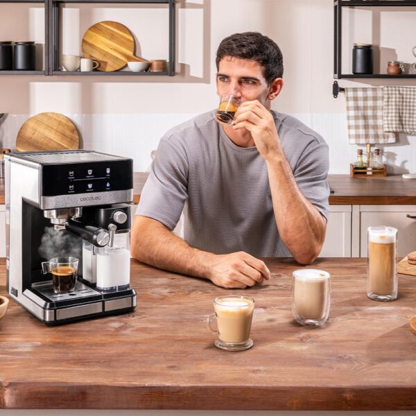Imagen 4 Cafetera espresso de 20 bares con panel táctil y depósito de leche de 400 ml. Prepara cappuccinos y lattes con sistema Thermoblock y 1350 W de potencia.
