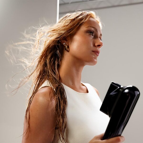 Imagen 6 Moldeador de pelo 6 en 1 AirLisse Platinum con motor digital de alta velocidad, efecto Coanda y tecnología iónica para un acabado profesional sin frizz.