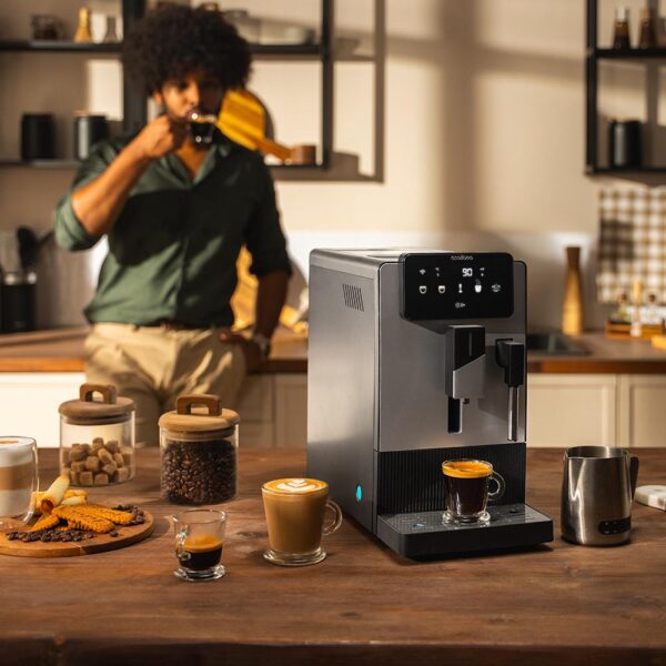 A01_EU01_115411-Imagen-4 Imagen 4 Disfruta del café perfecto con la Cecotec Cremmaet Steam. Cafetera superautomática compacta con 19 bares, sistema Thermoblock y vaporizador para espuma cremosa.