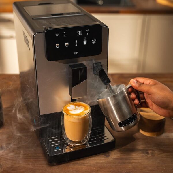 A01_EU01_115411-Imagen-5 Imagen 5 Disfruta del café perfecto con la Cecotec Cremmaet Steam. Cafetera superautomática compacta con 19 bares, sistema Thermoblock y vaporizador para espuma cremosa.