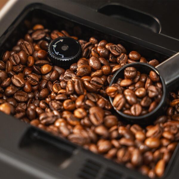 A01_EU01_115411-Imagen-8 Imagen 8 Disfruta del café perfecto con la Cecotec Cremmaet Steam. Cafetera superautomática compacta con 19 bares, sistema Thermoblock y vaporizador para espuma cremosa.