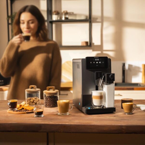 Imagen 4 Cafetera superautomática Cecotec Cremmaet Latte de 19 bares. Diseño compacto, molinillo integrado y sistema de leche para lattes y cappuccinos automáticos.