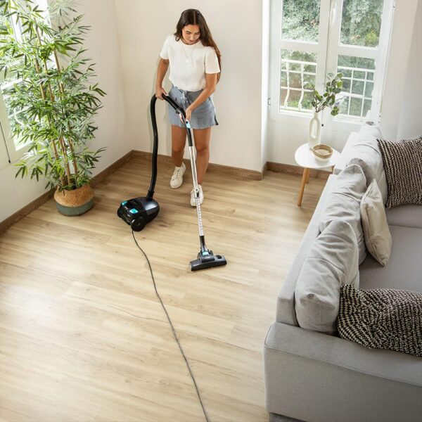 Imagen 6 Aspirador de trineo Conga Powerbag 2000 Compact Plus con 800 W de potencia, bolsa de 2 L y filtro de alta eficiencia. Limpieza profunda en todo tipo de suelos.